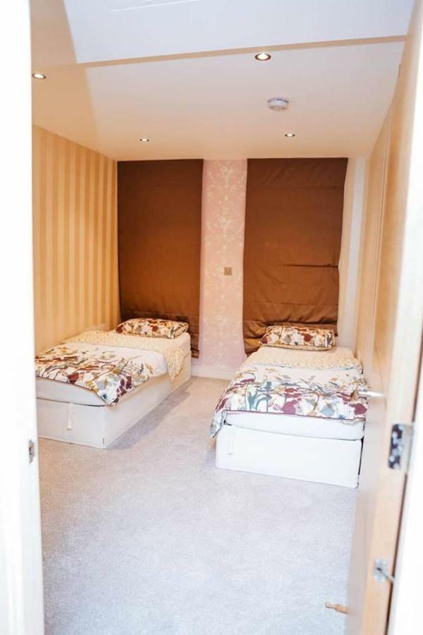 Mahogany House, Imperial Wharf Appartement