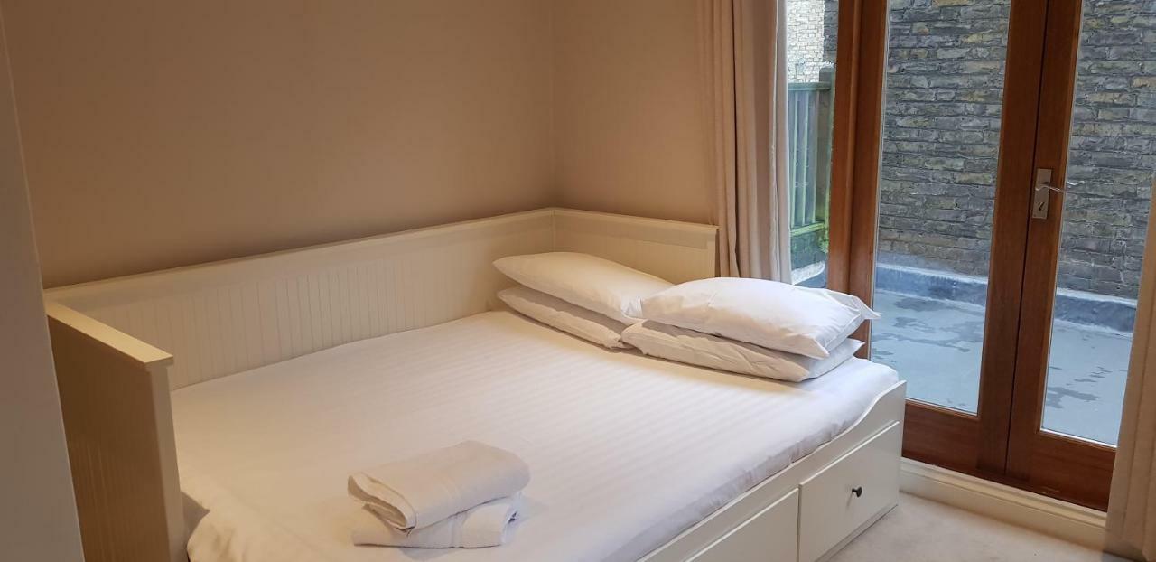 2a Charlwood Place *
