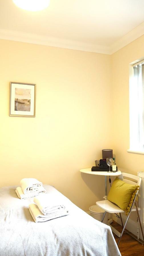 Homestay Heathrow Ensuite Rooms- Auto Check In *