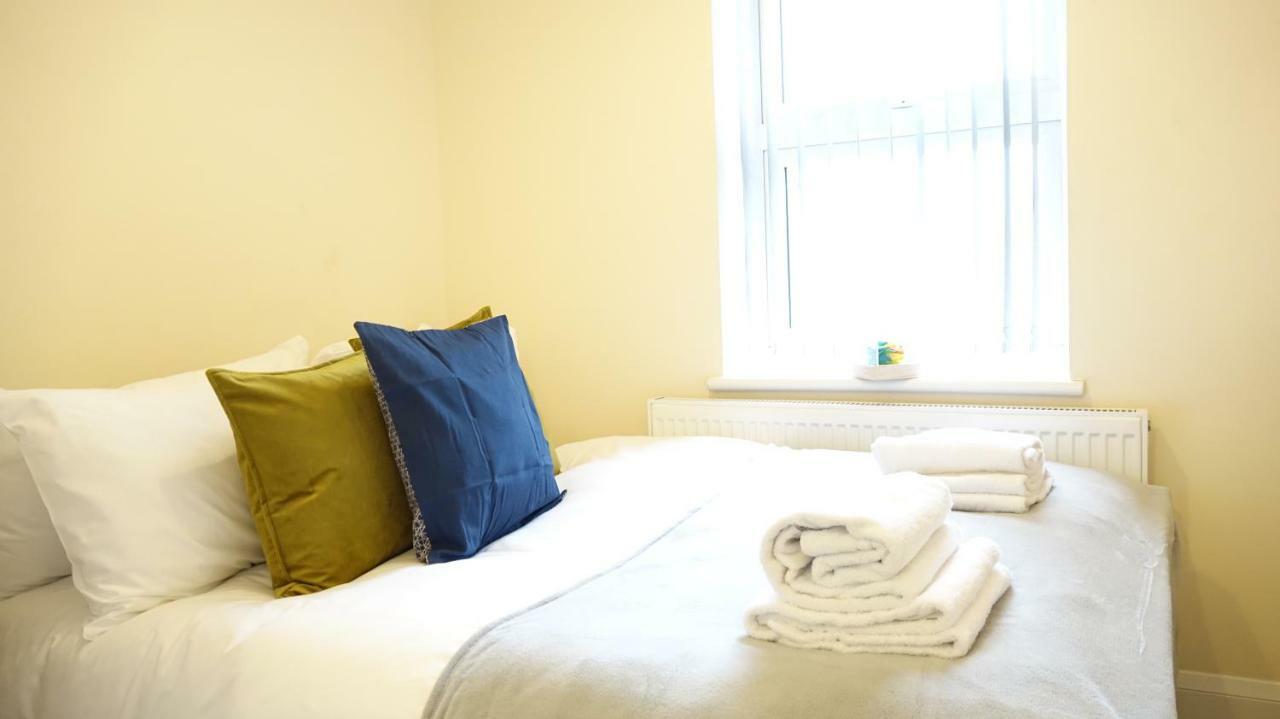 Heathrow Ensuite Rooms- Auto Check In Stanwell
