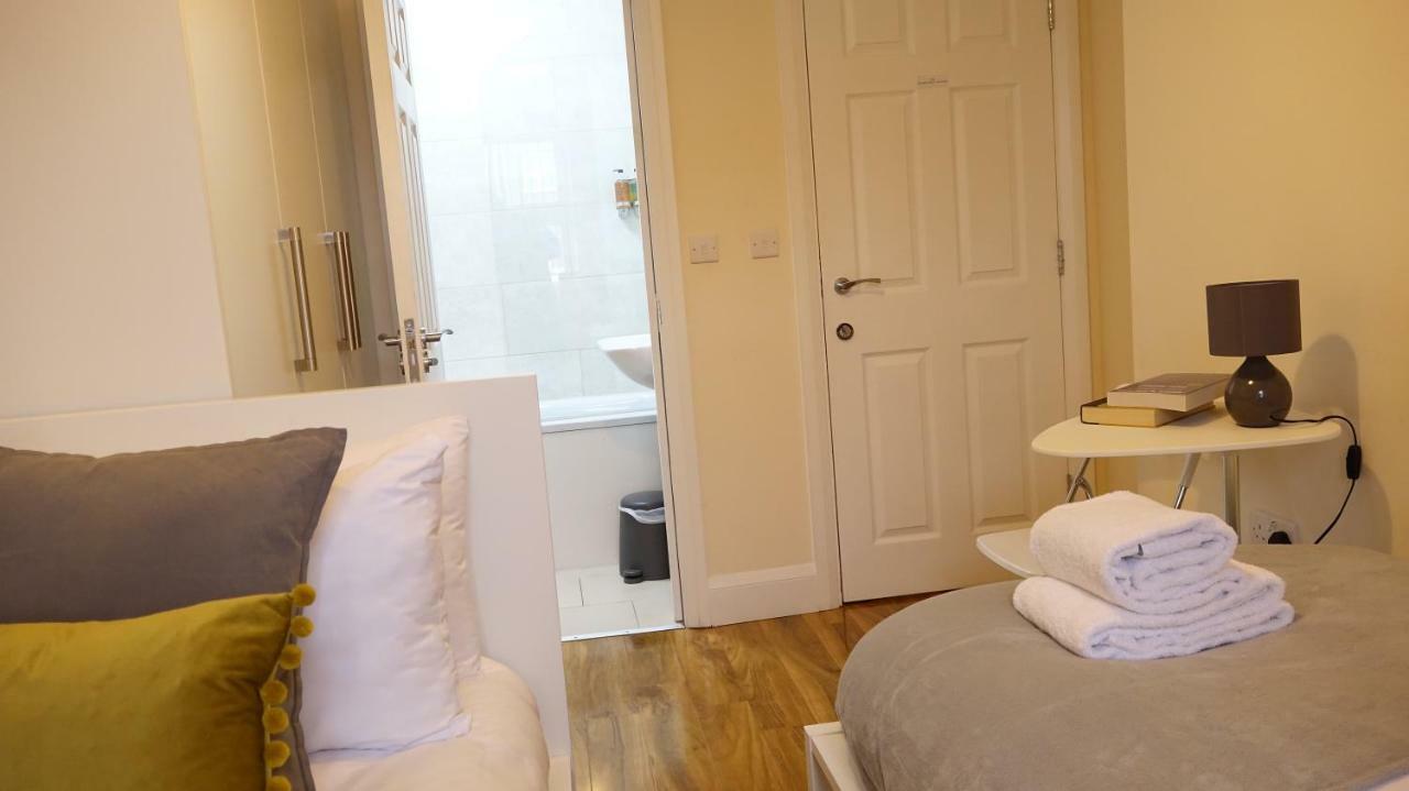 Heathrow Ensuite Rooms- Auto Check In *