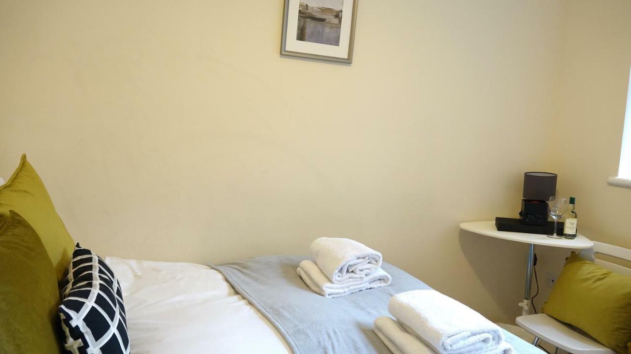 Heathrow Ensuite Rooms- Auto Check In *