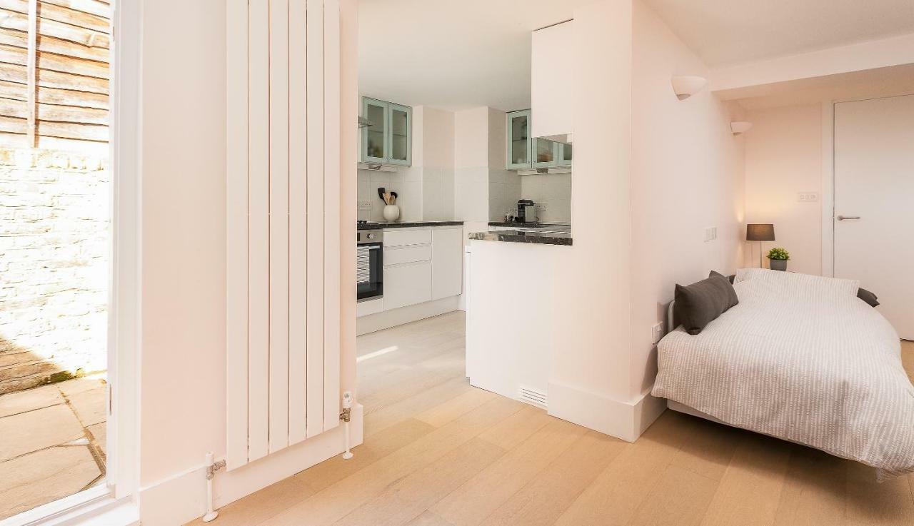 With Private Patio, And Park Across The Road (adults Only) Appartement Londen