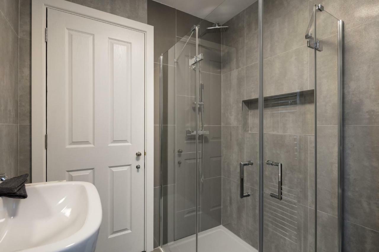 Courcy Road - 7 Bedroom - Sleeps Up To 22 London