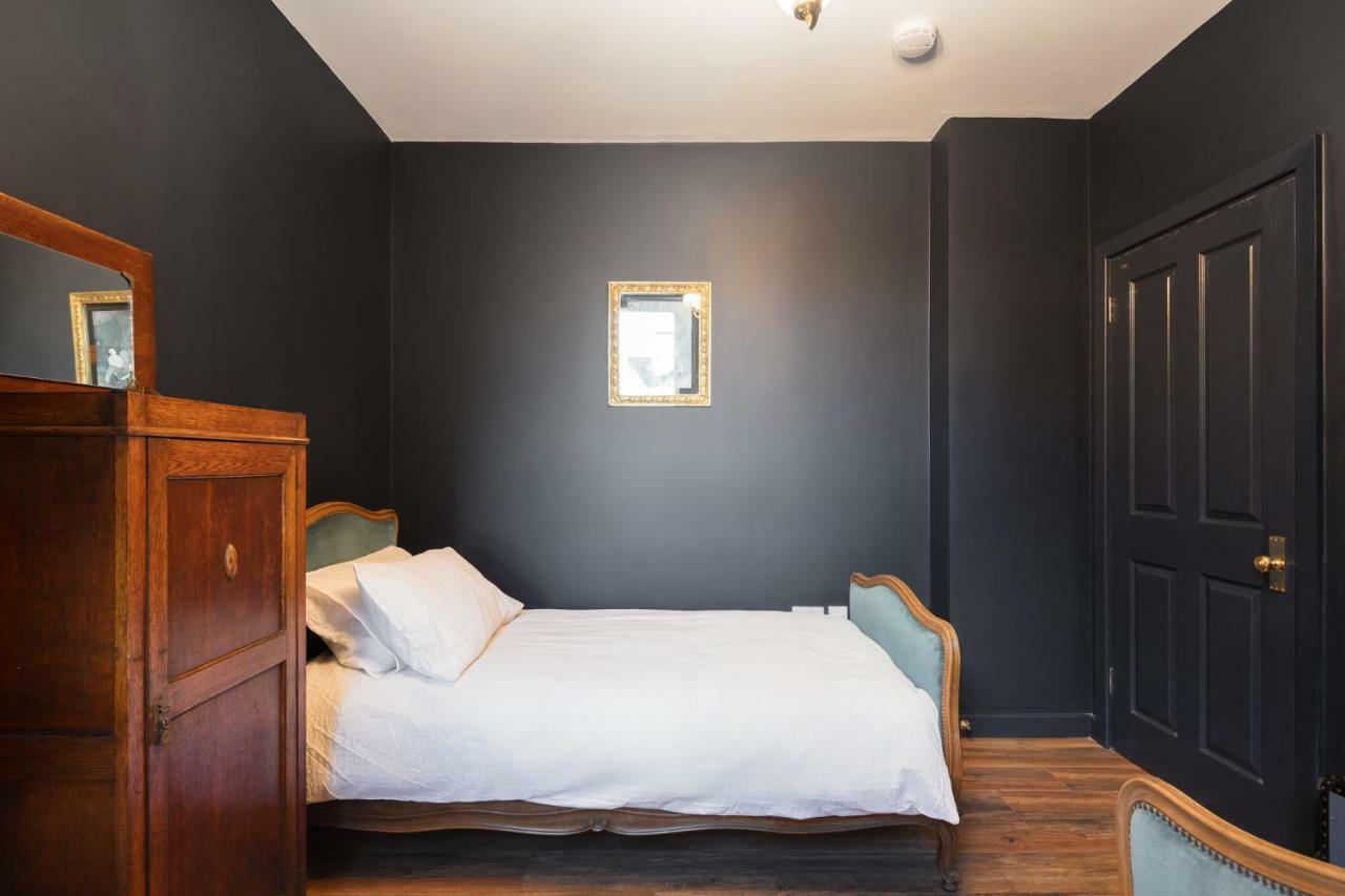 Courcy Road - 7 Bedroom - Sleeps Up To 22 * London