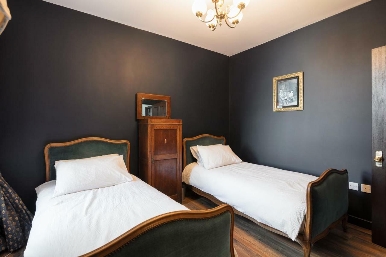 Apartment Courcy Road - 7 Bedroom - Sleeps Up To 22 London