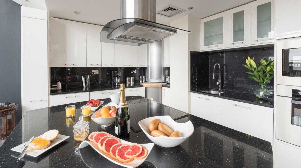 Canary Wharf Riverside Penthouse Apartment *