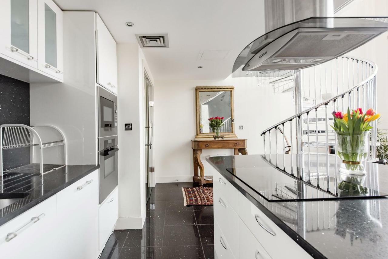 Canary Wharf Riverside Penthouse Apartment *
