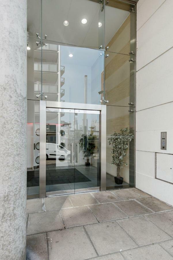 Canary Wharf Riverside Penthouse * London