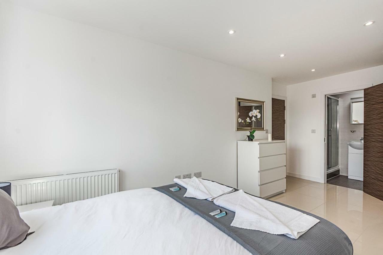 Modern Canary Wharf Apartment London