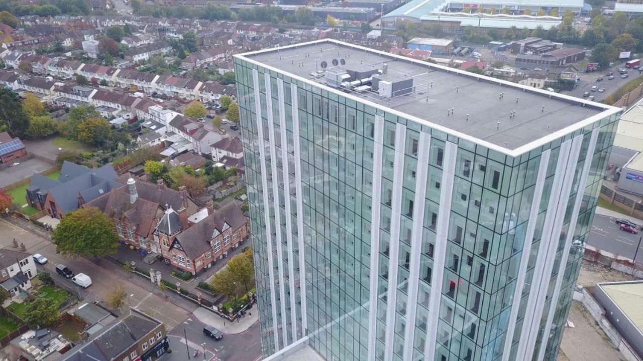 Homestay Britannia Point, New Building Opposite Station London