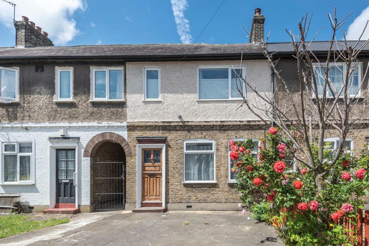 Ferienhaus Lovely Three Bedroomed House, Parking 2 Cars