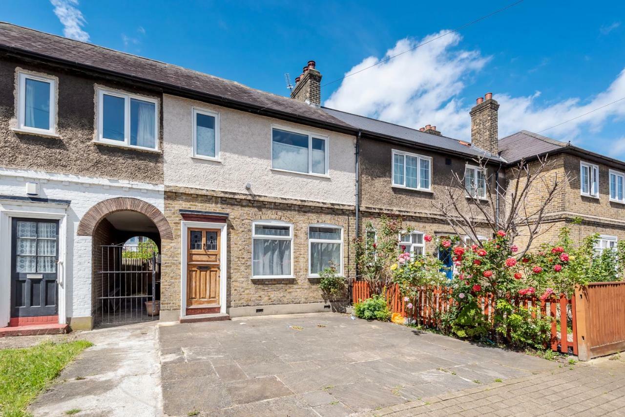 Lovely Three Bedroomed House, Parking 2 Cars Ferienhaus London