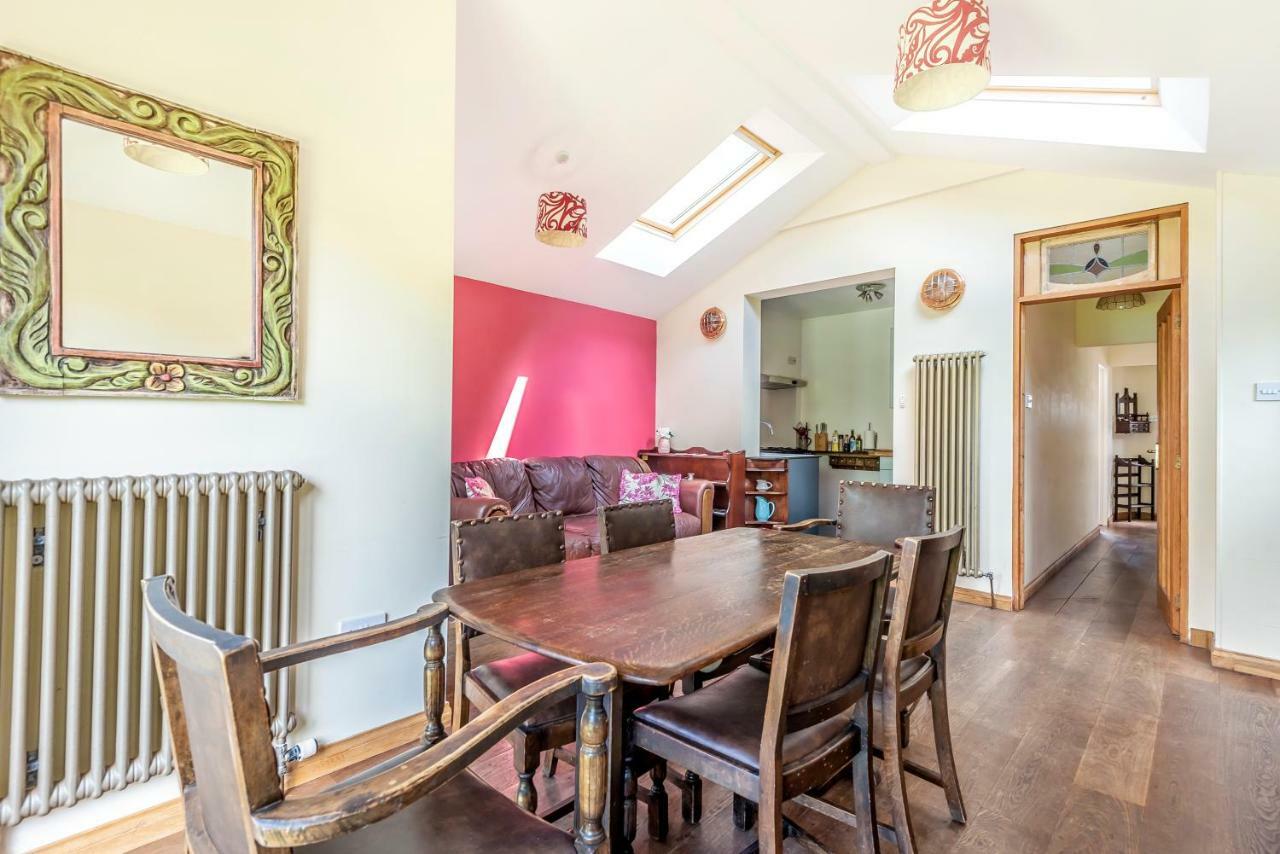 Ferienhaus Lovely Three Bedroomed House, Parking 2 Cars