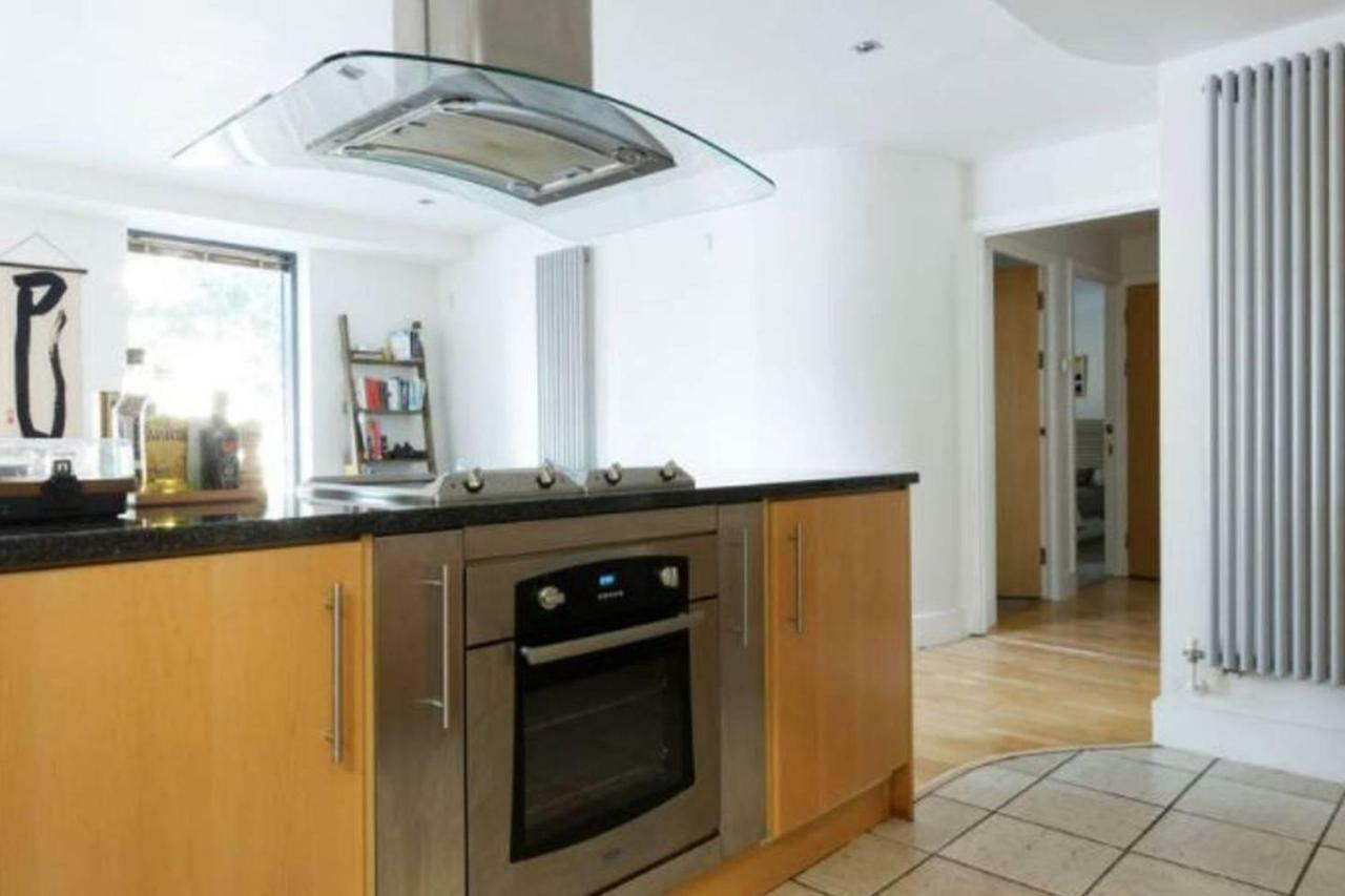 Peaceful Modern 2 Bedroom Flat With Water Views London