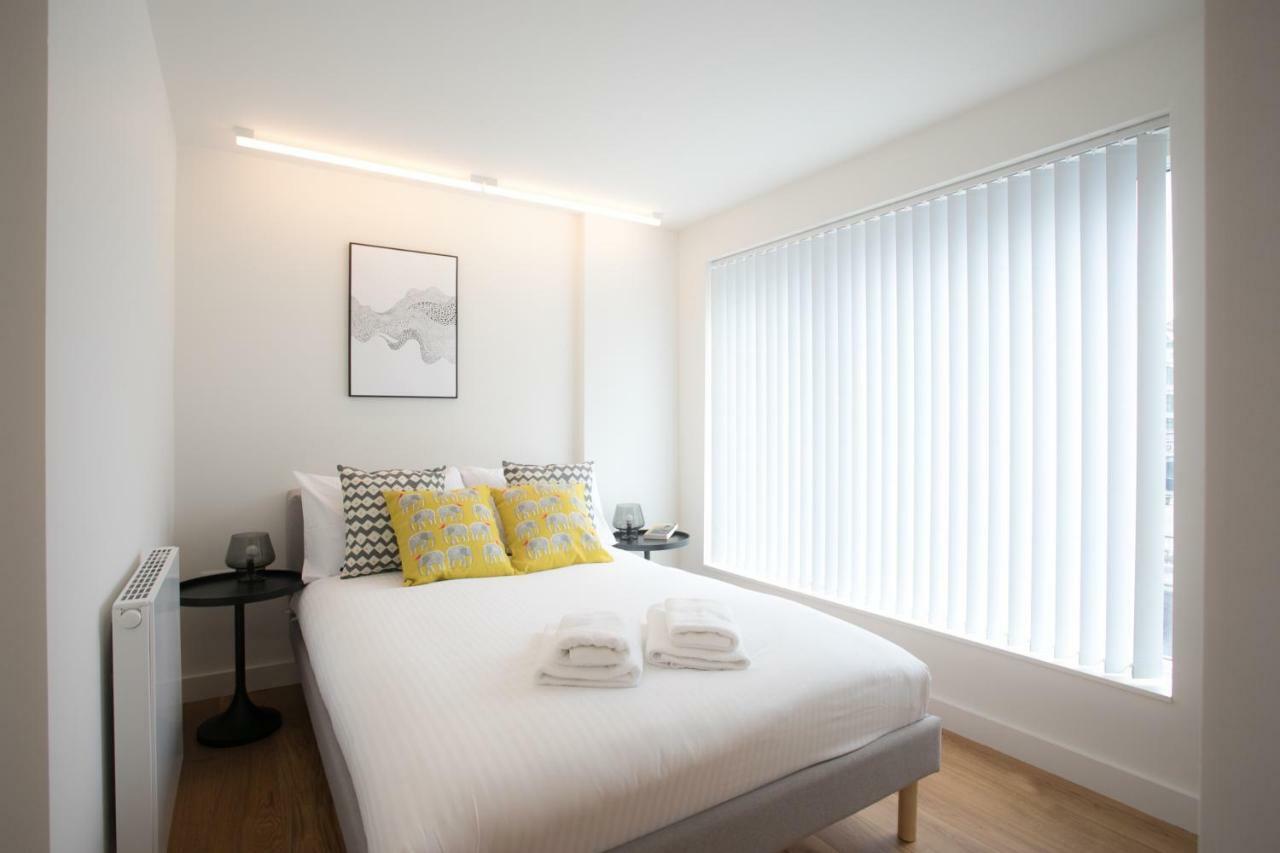 Moonside - Stunning Angel * London