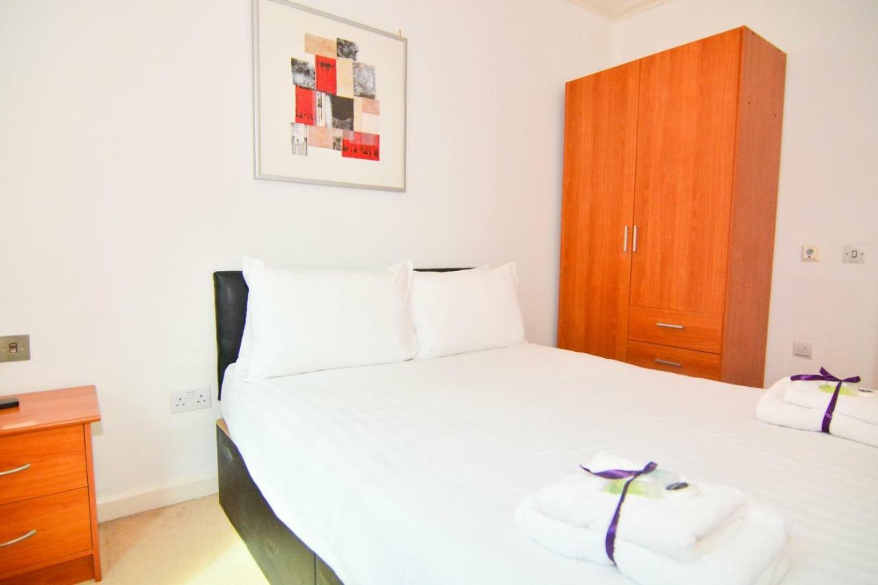 Canary Wharf - Corporate Riverside Apartments London