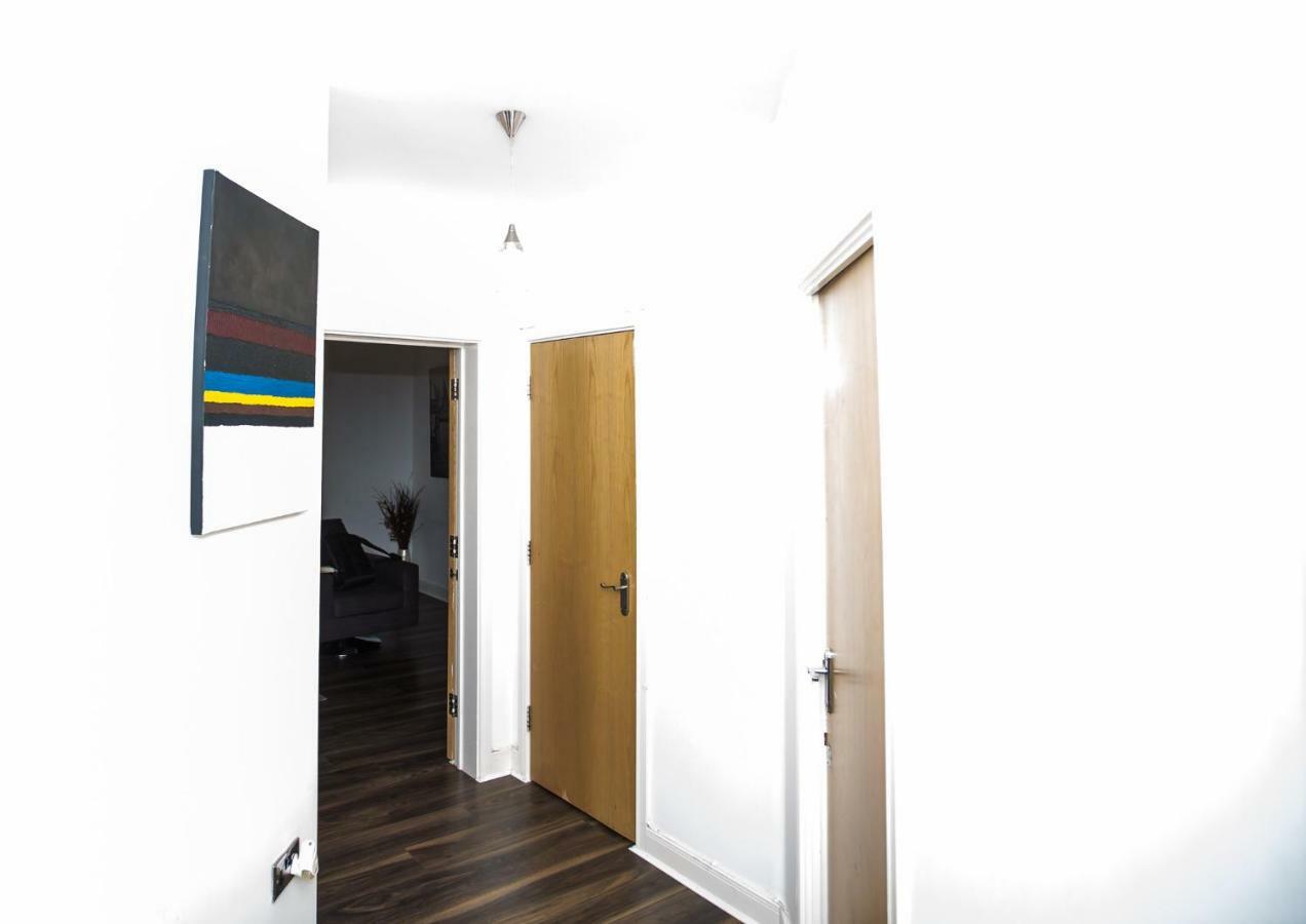 Modern 2 Bedroom Apartment *