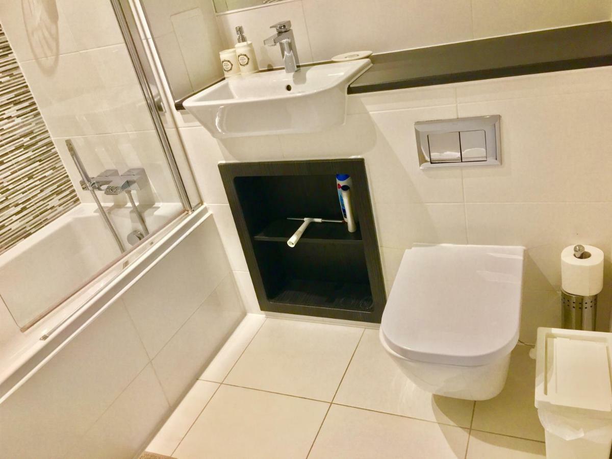 2-bedrooms Apartment, Lounge, Balcony Appartement Londen
