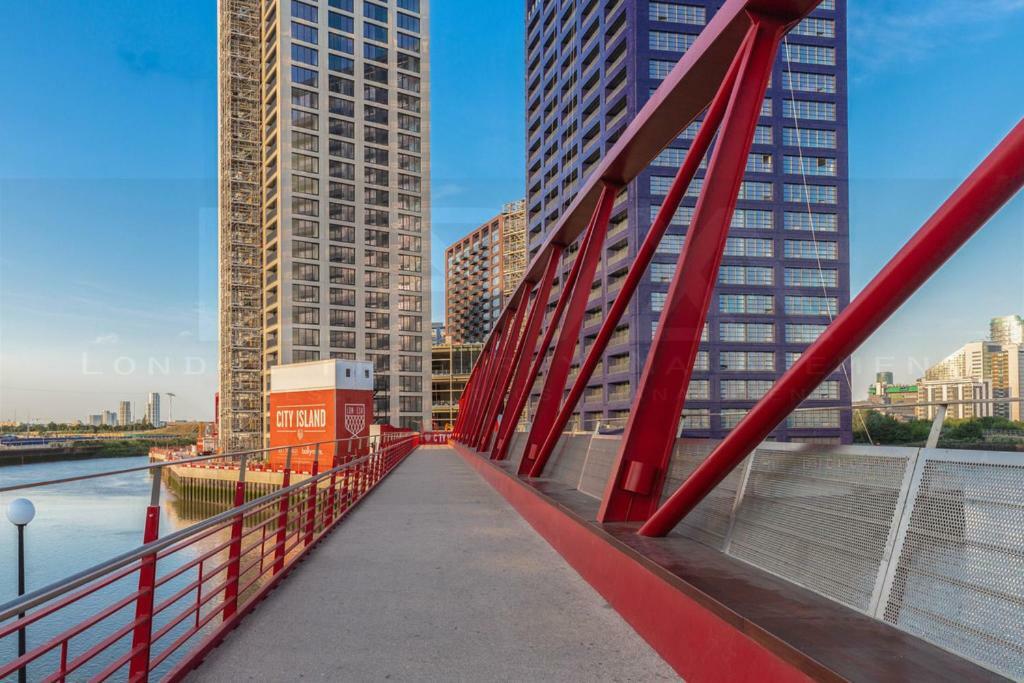 Island 3 Bedroom Luxury Apartments, Canary Wharf London