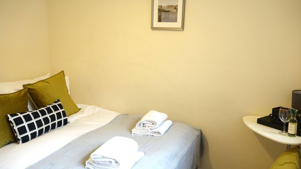 Heathrow Ensuite Rooms- Auto Check In Privatunterkunft