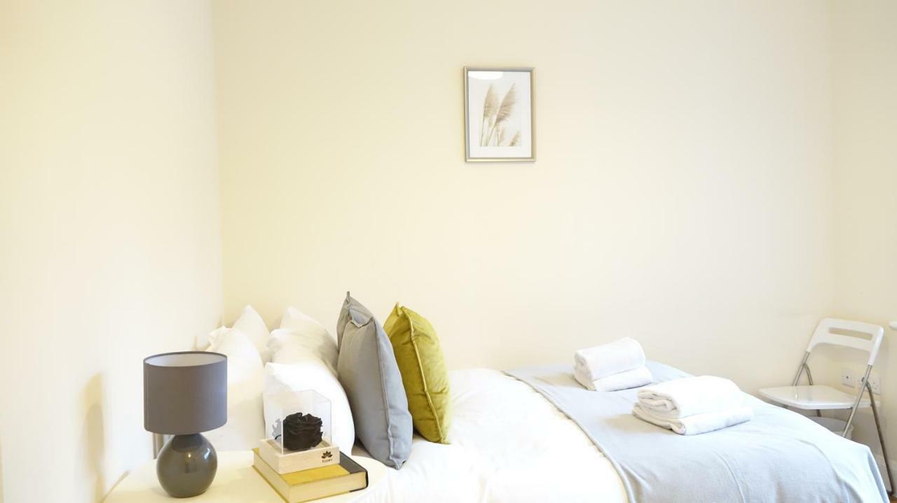 Heathrow Ensuite Rooms- Auto Check In *