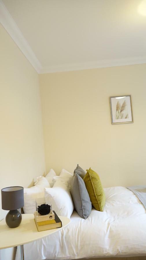 Heathrow Ensuite Rooms- Auto Check In Stanwell
