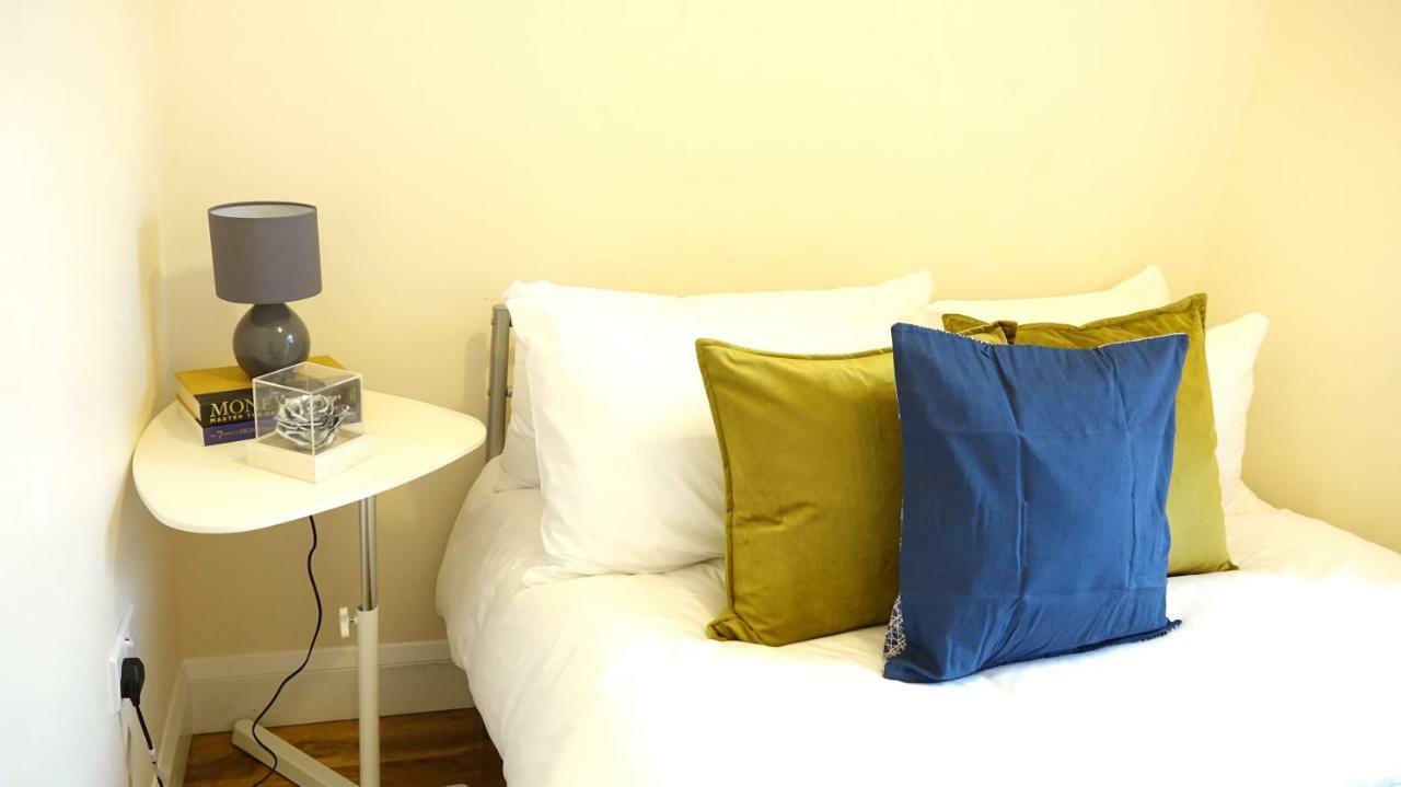 Heathrow Ensuite Rooms- Auto Check In Homestay