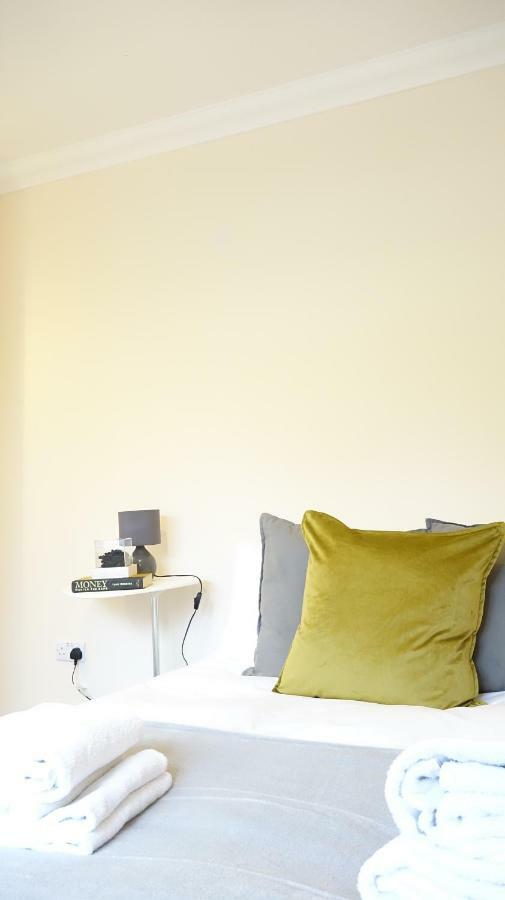 Heathrow Ensuite Rooms- Auto Check In Homestay *