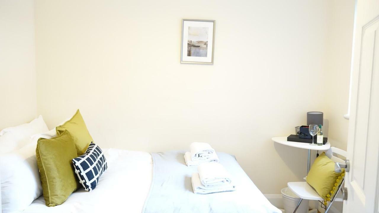 Heathrow Ensuite Rooms- Auto Check In Stanwell