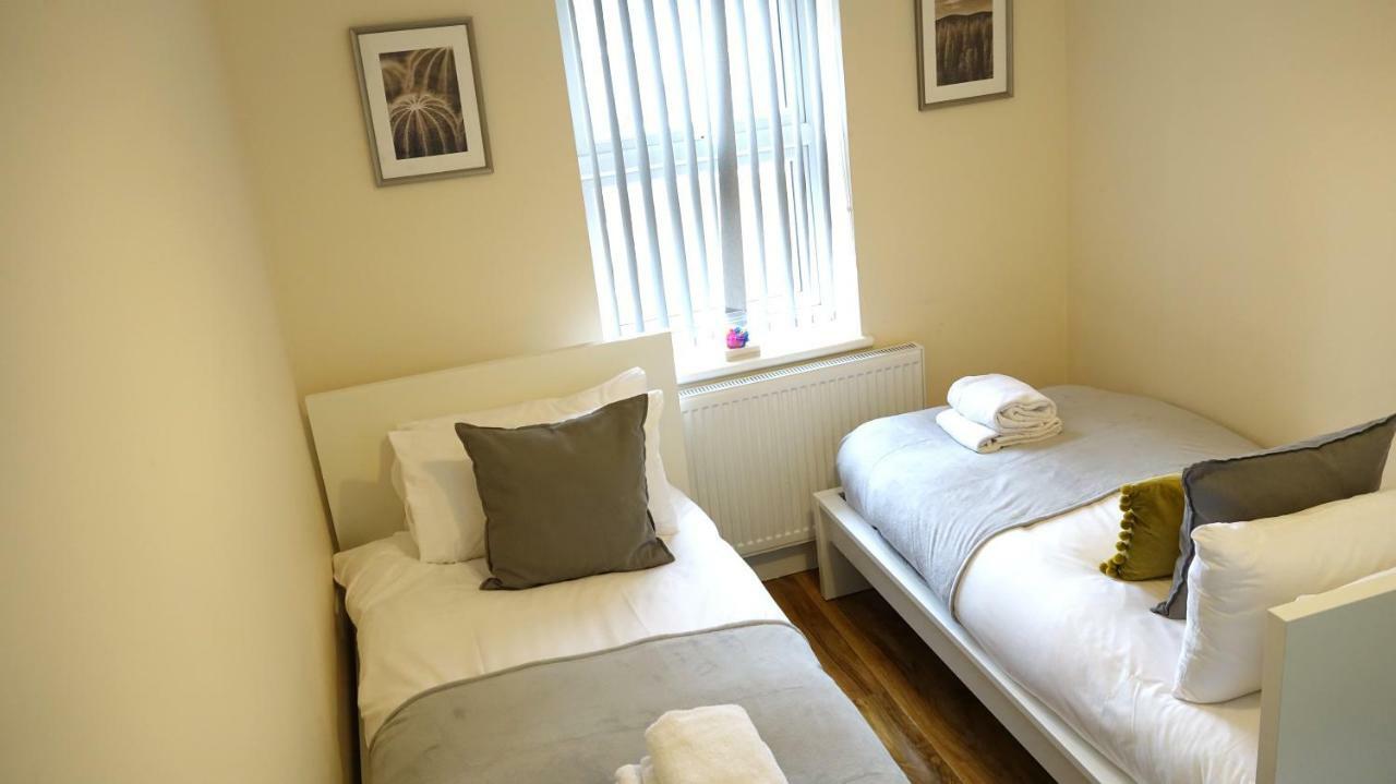 Heathrow Ensuite Rooms- Auto Check In Homestay