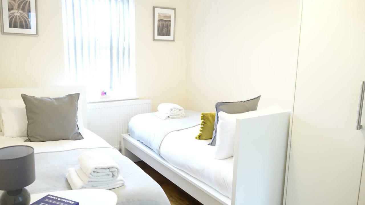 Heathrow Ensuite Rooms- Auto Check In Homestay Stanwell