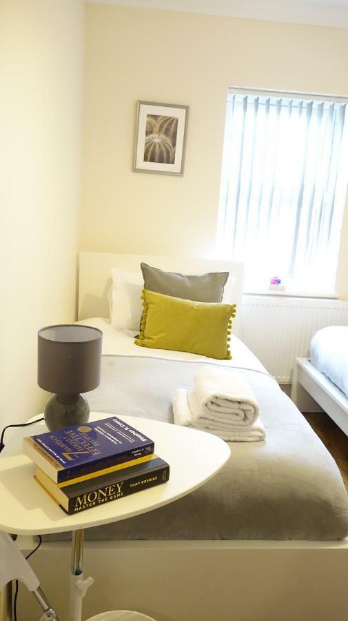 Homestay Heathrow Ensuite Rooms- Auto Check In Stanwell