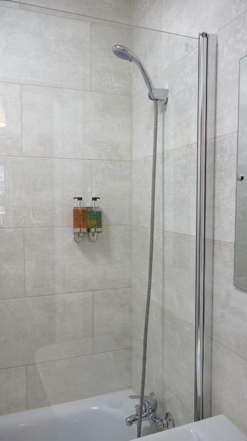 Heathrow Ensuite Rooms- Auto Check In Homestay Stanwell