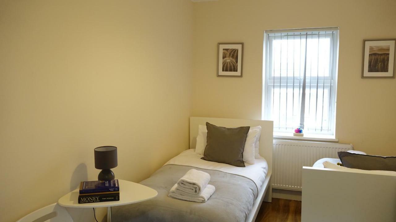 Homestay Heathrow Ensuite Rooms- Auto Check In Stanwell