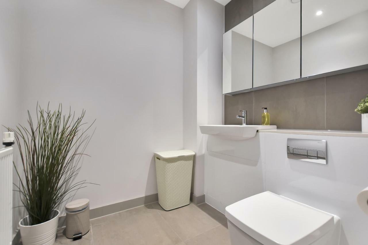 Apartment Esquire Ealing London