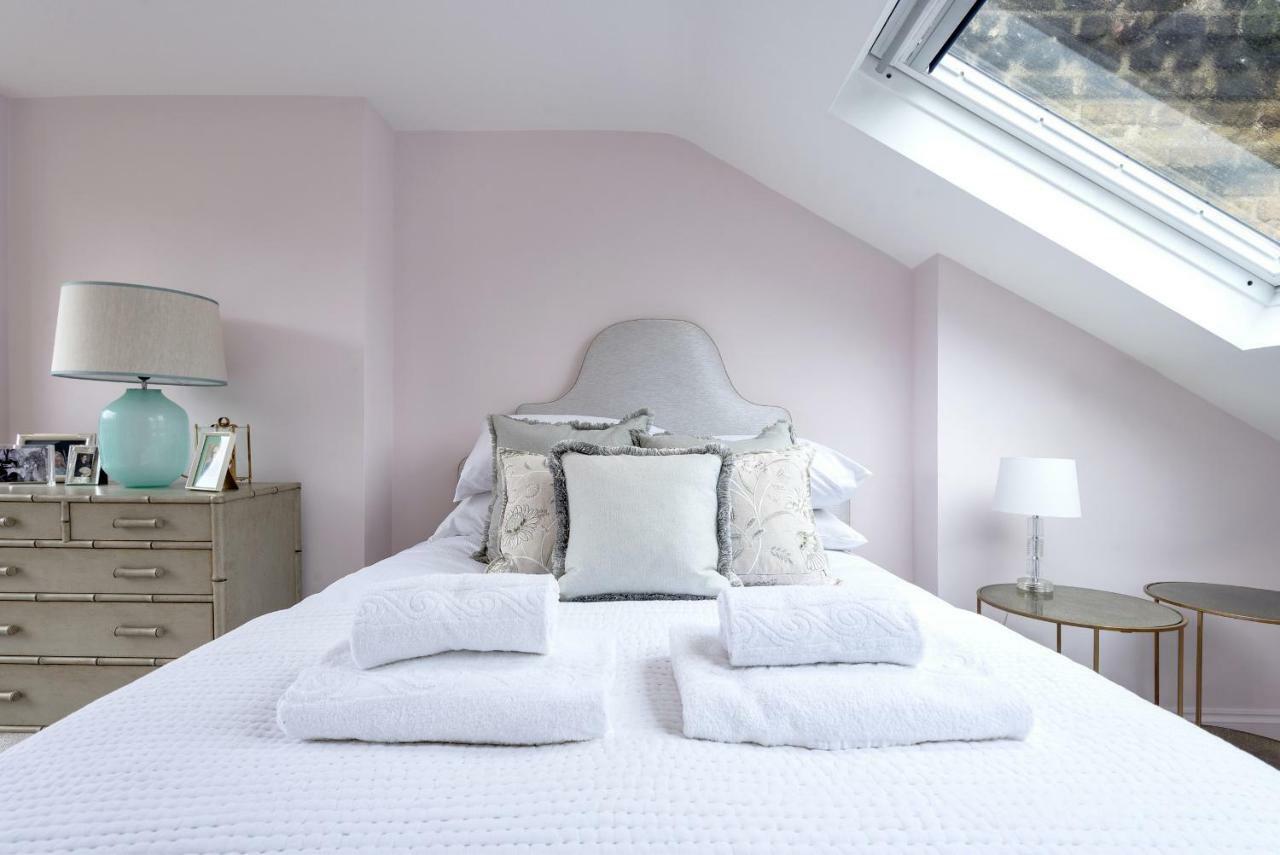 Chic Wandsworth With Patio By Underthedoormat Holiday home