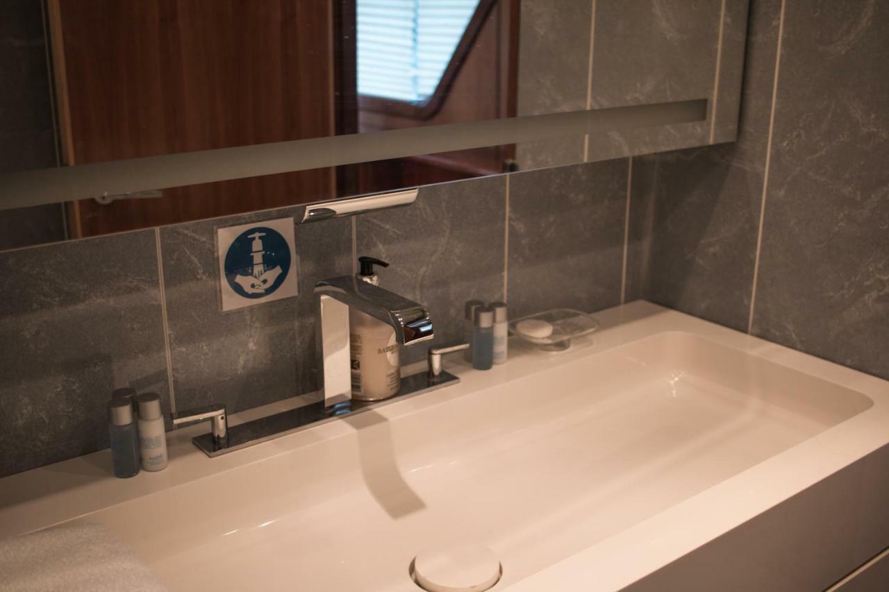 Absolute Pleasure Yacht Hotel London