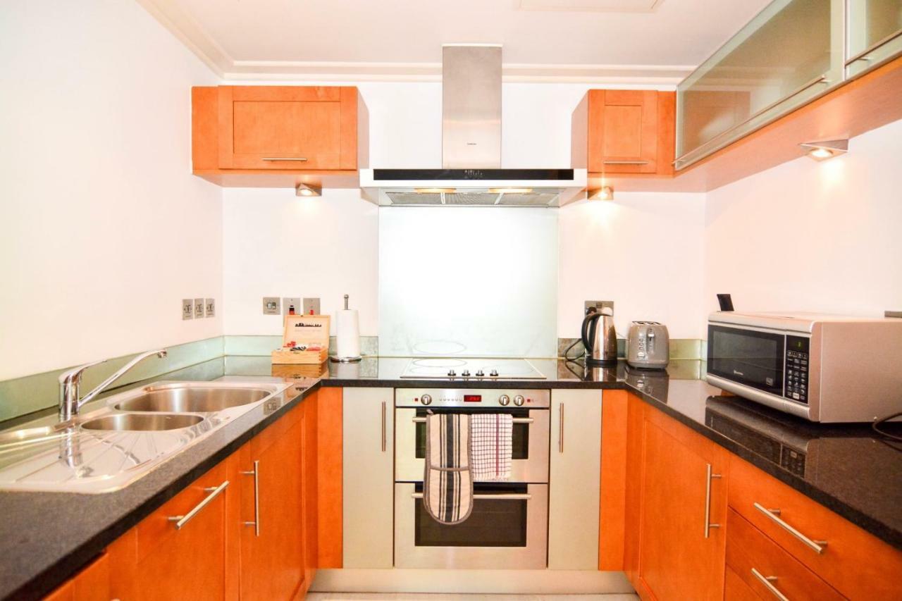 Canary Wharf - Corporate Riverside Apartments London