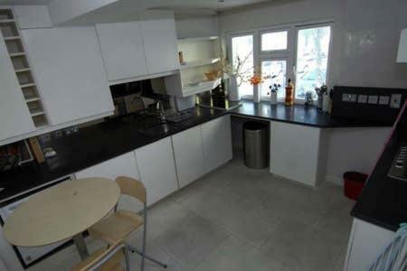 Luxurious Lower Ground Floor 3 Bedroom Large Flat Apartment London