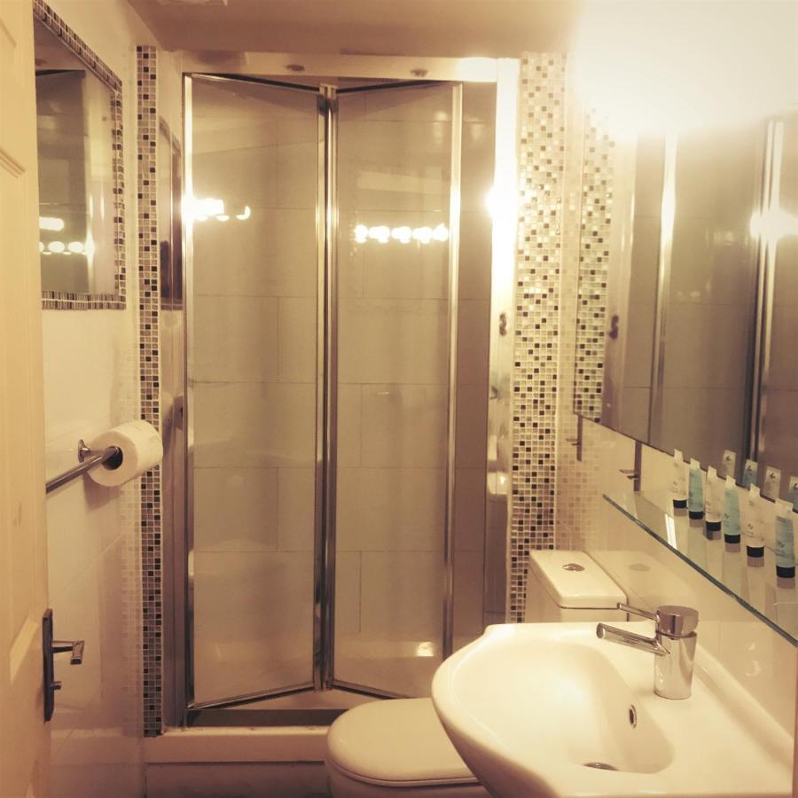 Tourian Lounge Hotel Bed & Breakfast 3*
