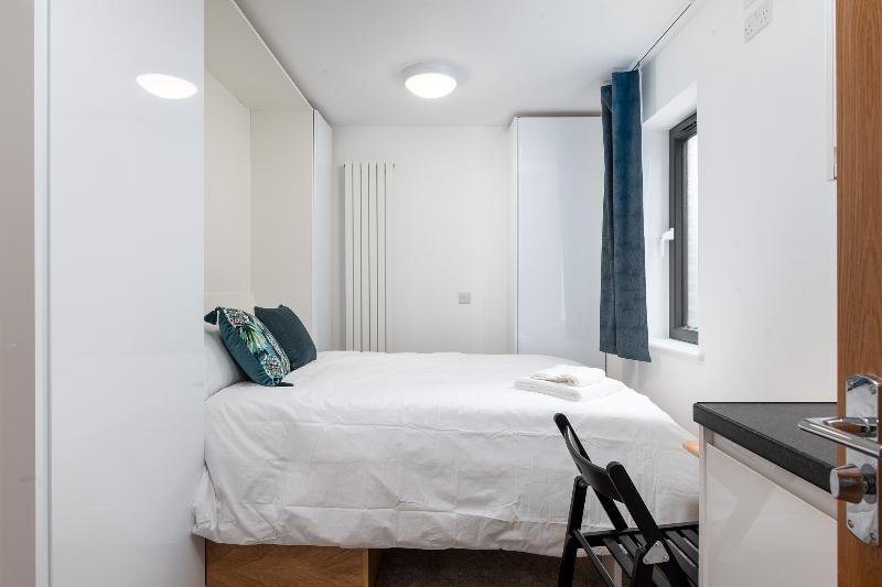 Queen's Drive 3* London