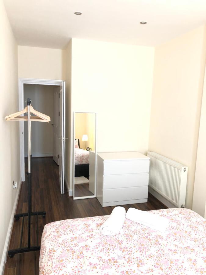Greater Holiday Let @ Hanwell Apartment London