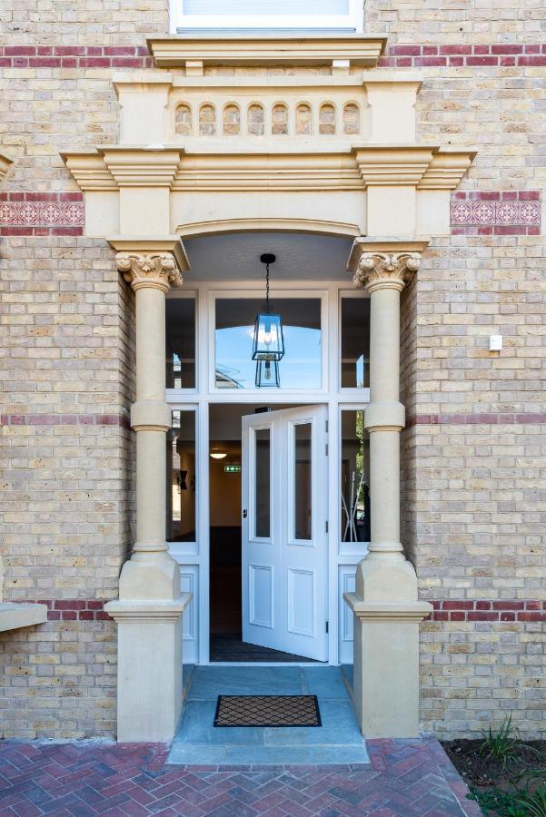 Queen's Drive Aparthotel 3*