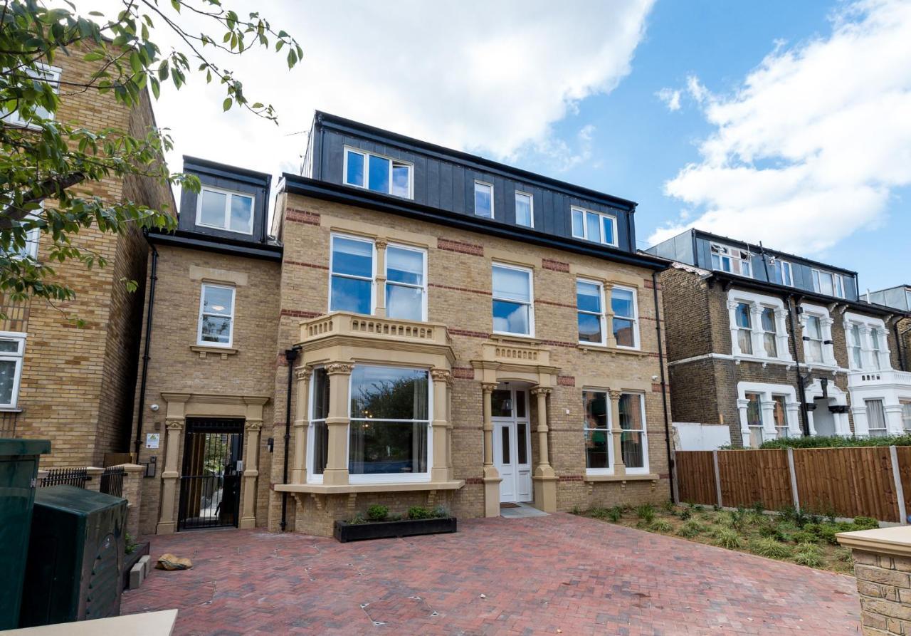 Aparthotel Queen's Drive 3*