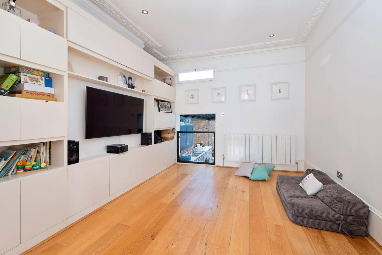 Bright & Spacious 5 Bed House In Charming Putney Holiday home *