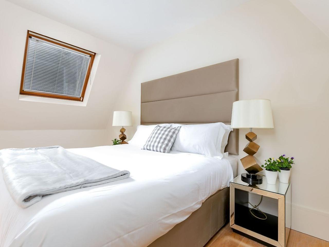 Hotell D Arblay Street London