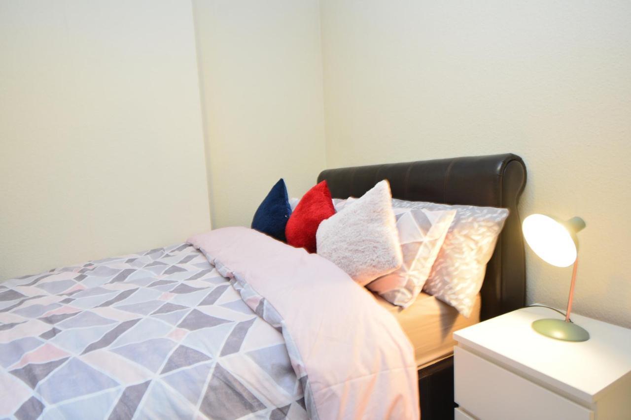 Beautiful Two Bedroom Near O2 Arena Londra