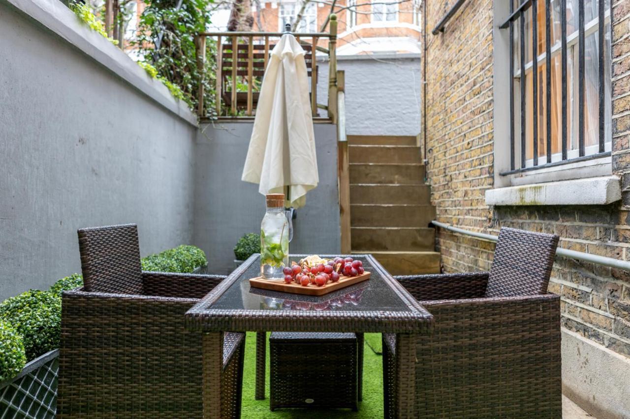 Elegant Kensington With Patio Londra