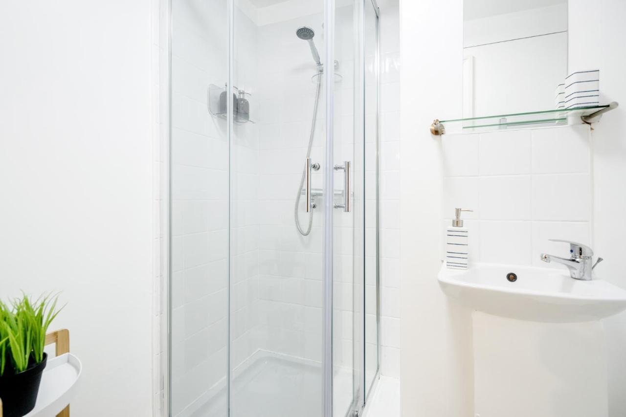 Elegant Kensington With Patio Londra